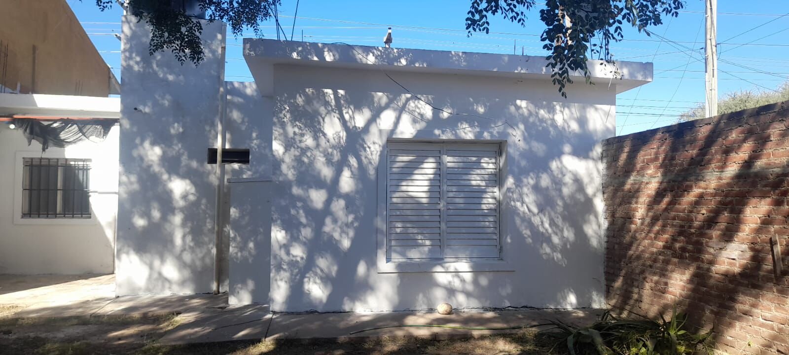 Casa esquina 1 dormitorios con patio y cochera – Av. Armada Argentina - 26