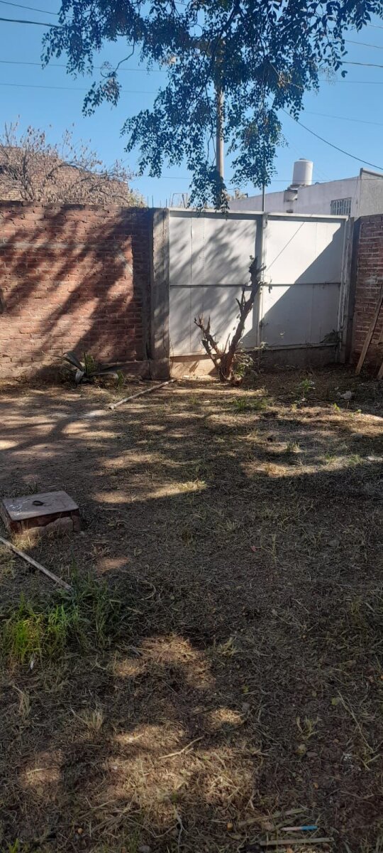 Casa esquina 1 dormitorios con patio y cochera – Av. Armada Argentina - 24