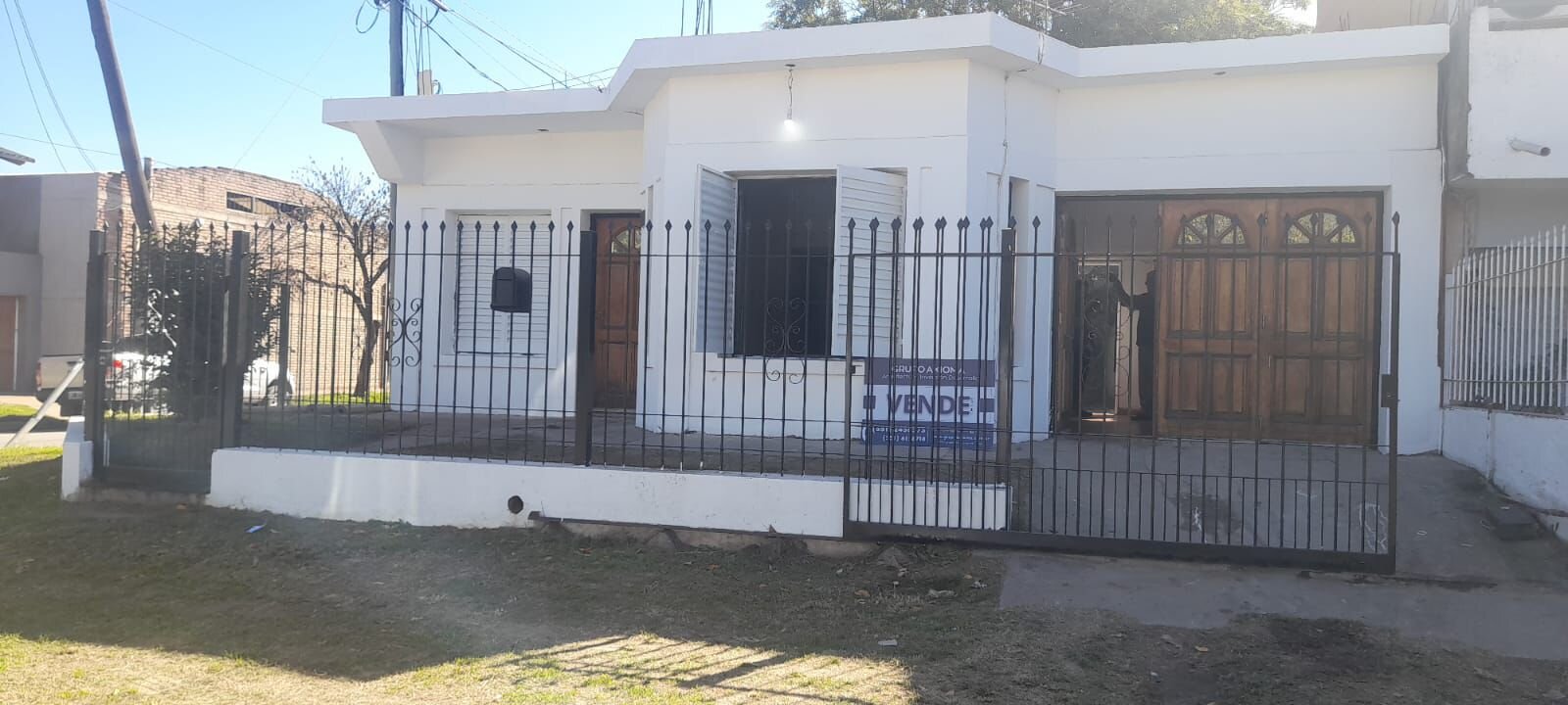 Casa esquina 1 dormitorios con patio y cochera – Av. Armada Argentina - 8