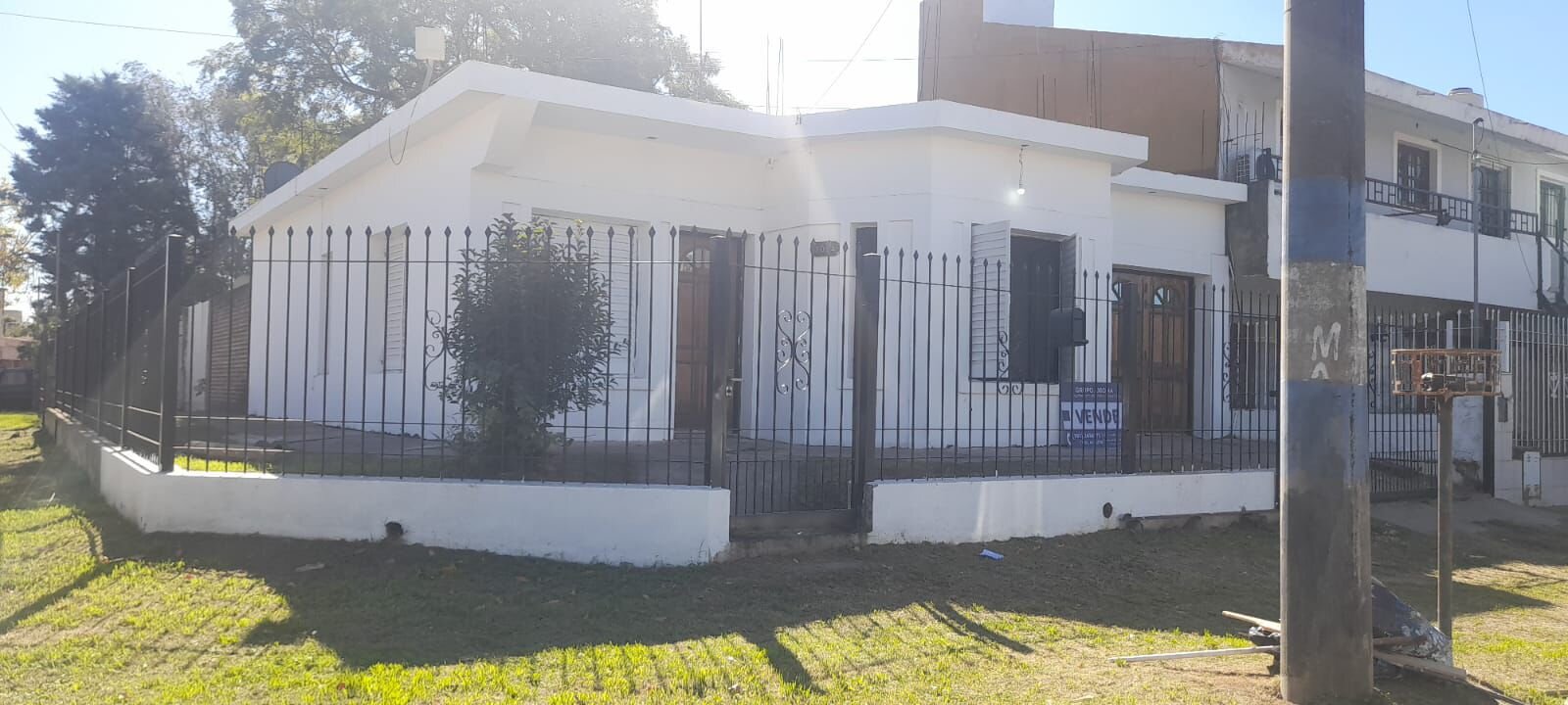 Casa esquina 1 dormitorios con patio y cochera – Av. Armada Argentina - 2