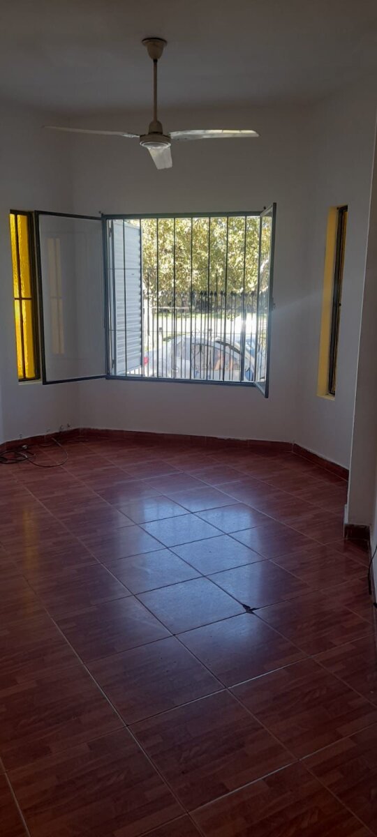 Casa esquina 1 dormitorios con patio y cochera – Av. Armada Argentina - 12