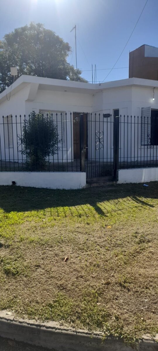 Casa esquina 1 dormitorios con patio y cochera – Av. Armada Argentina - 4
