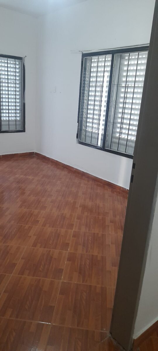 Casa esquina 1 dormitorios con patio y cochera – Av. Armada Argentina - 11