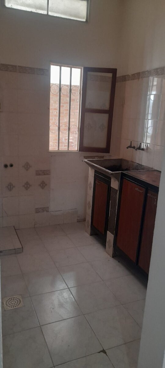 Casa esquina 1 dormitorios con patio y cochera – Av. Armada Argentina - 20