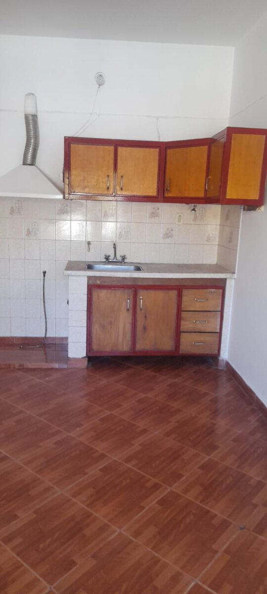 Casa esquina 1 dormitorios con patio y cochera – Av. Armada Argentina - 13