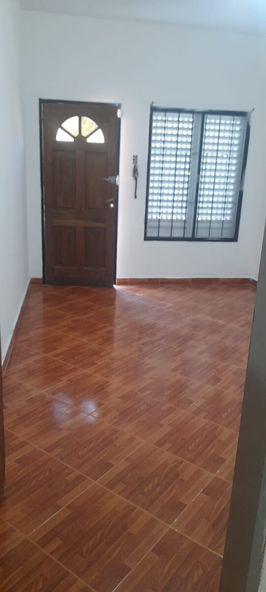 Casa esquina 1 dormitorios con patio y cochera – Av. Armada Argentina - 10