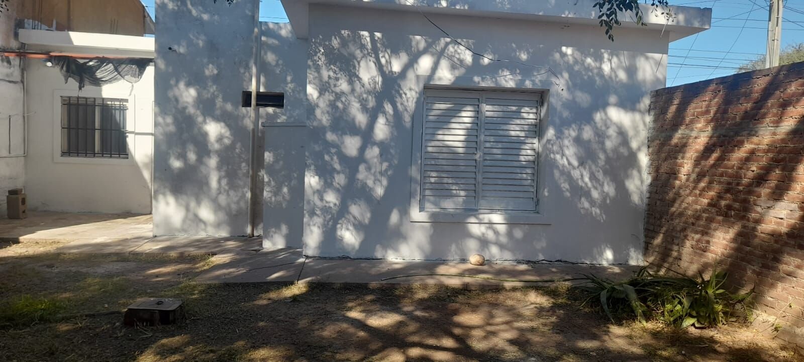 Casa esquina 1 dormitorios con patio y cochera – Av. Armada Argentina - 25