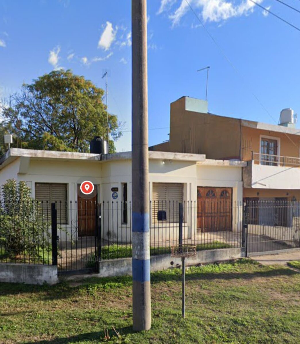 Casa esquina 1 dormitorios con patio y cochera – Av. Armada Argentina - 9