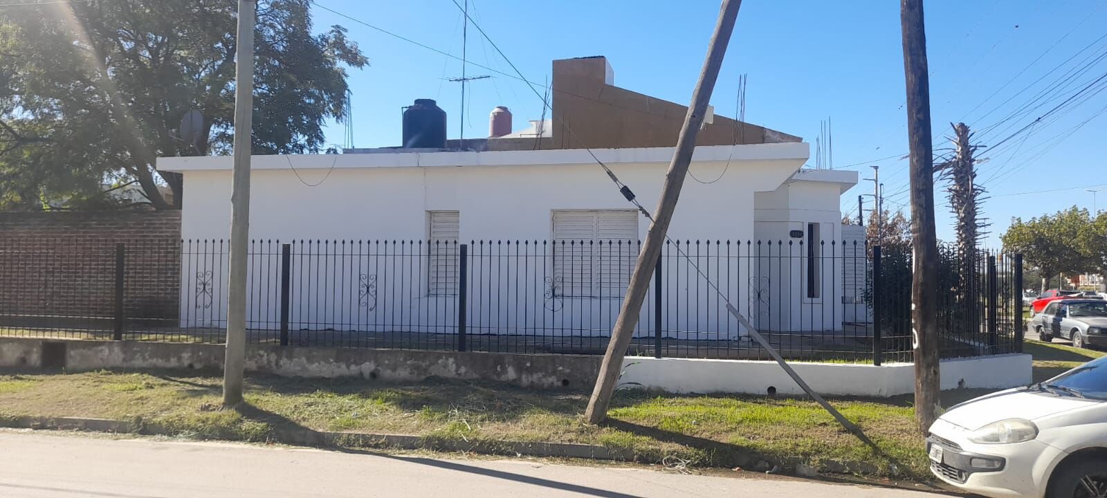 Casa esquina 1 dormitorios con patio y cochera – Av. Armada Argentina - 5