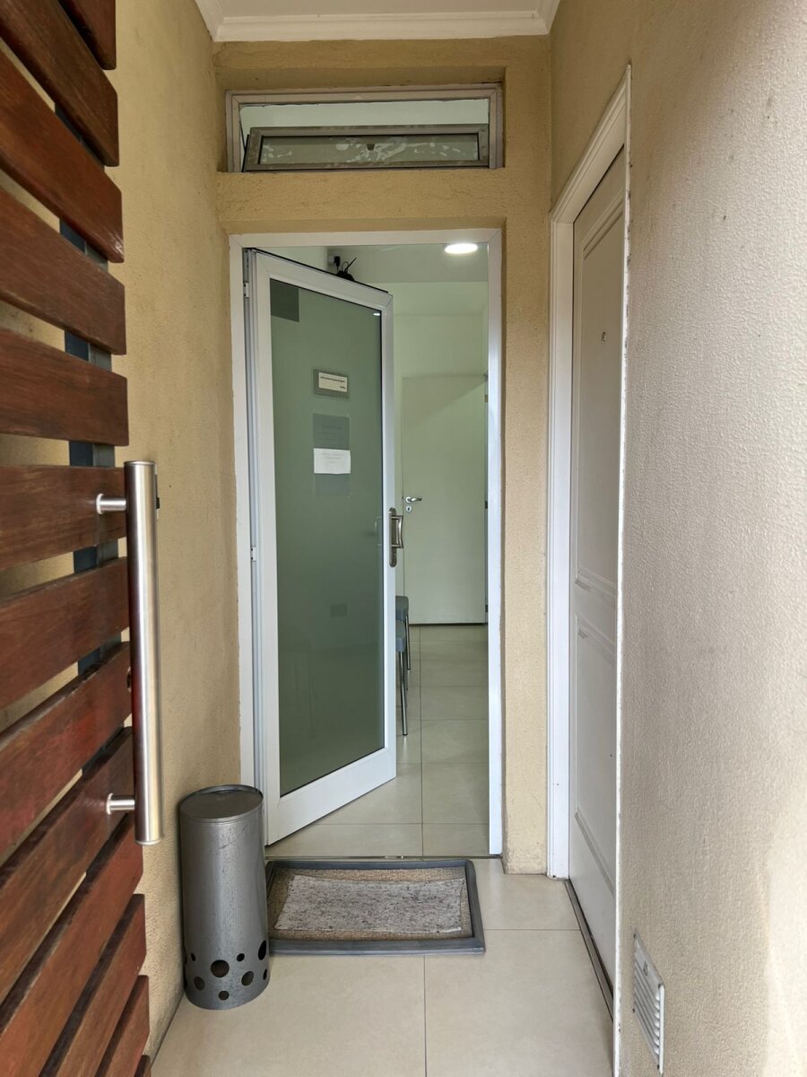 CONSULTORIOS OFICINAS AV. FRANCIA Y PELLEGRINI - 12
