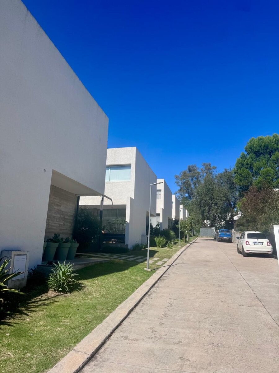 Se alquila Casa Amoblada o sin amoblar de 3 Dorm. en Housing Zona Norte - 10