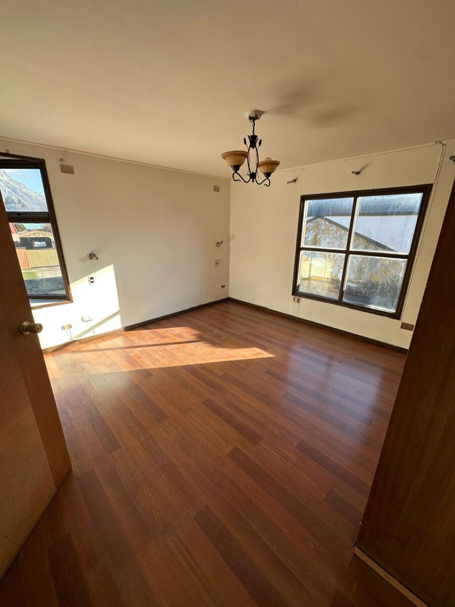 Casa en Venta en Coyhaique | 5 Dormitorios | 3 Baños | 211 m² | UF 8.100 - 12