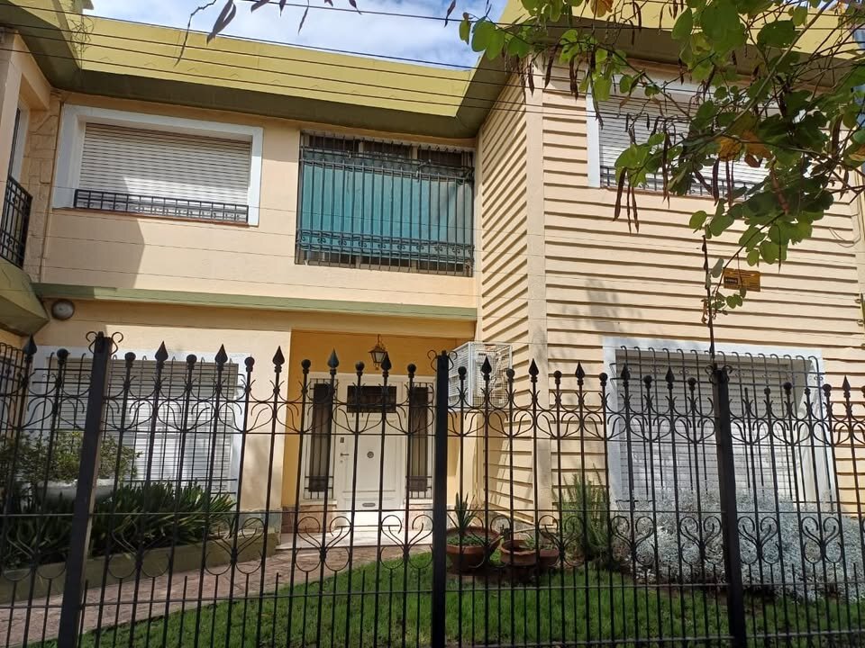 Hermosa casa de 4 dorm. OPORTUNIDAD A. Sabattini 4360