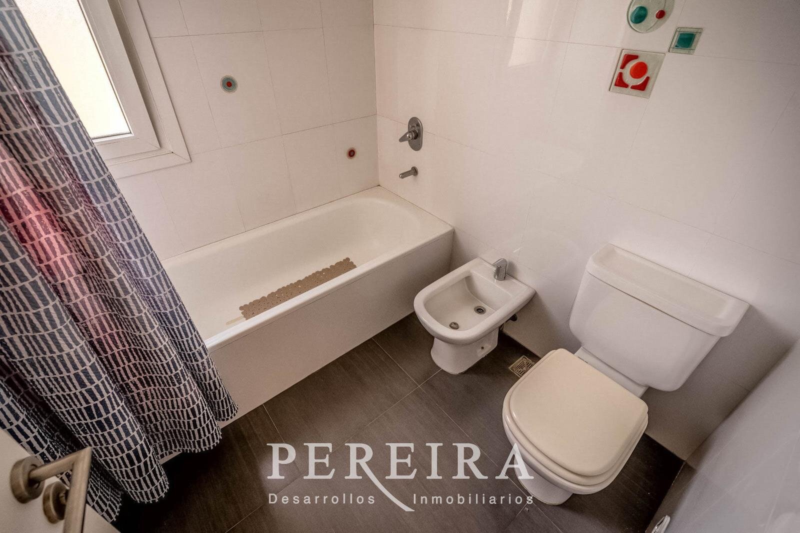 VENTA - Casa en Los Jazmines - Pilar del Este - 5 dormitorios - 100