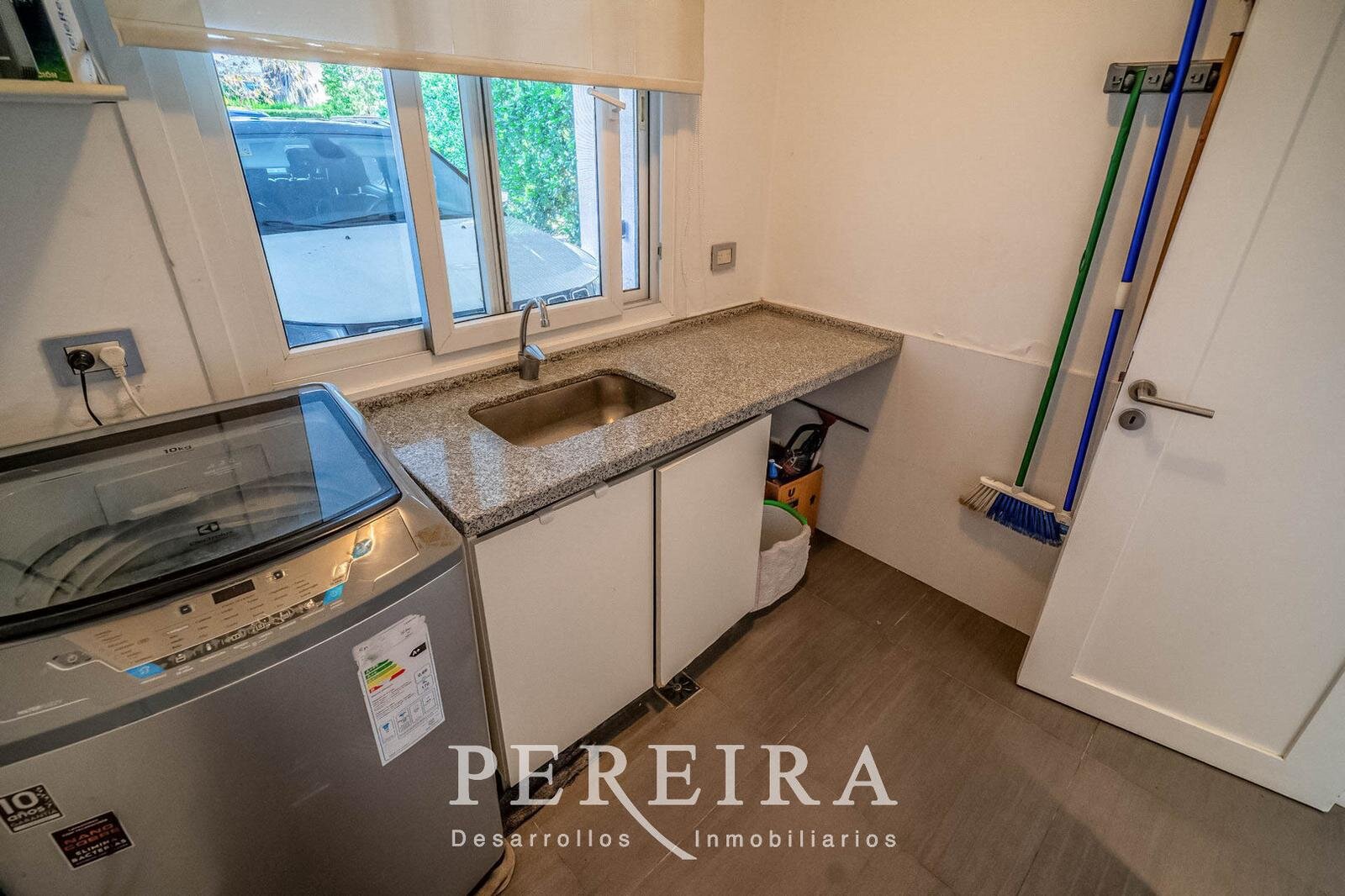 VENTA - Casa en Los Jazmines - Pilar del Este - 5 dormitorios - 94