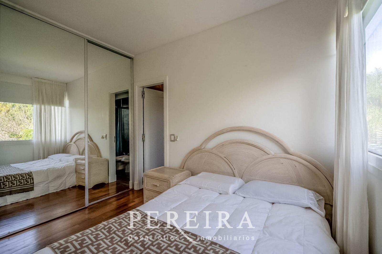 VENTA - Casa en Los Jazmines - Pilar del Este - 5 dormitorios - 70