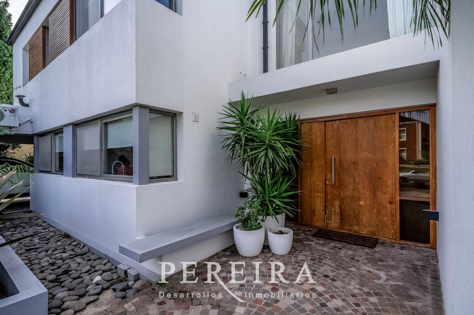 VENTA - Casa en Los Jazmines - Pilar del Este - 5 dormitorios - 8