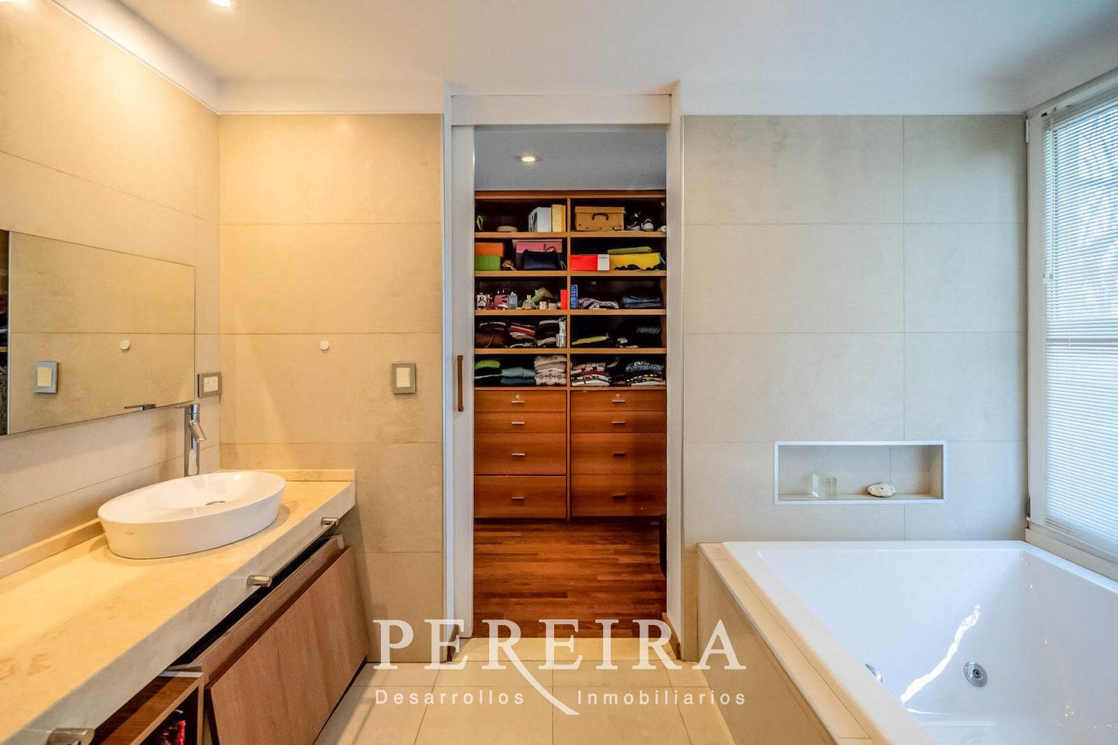 VENTA - Casa en Los Jazmines - Pilar del Este - 5 dormitorios - 91