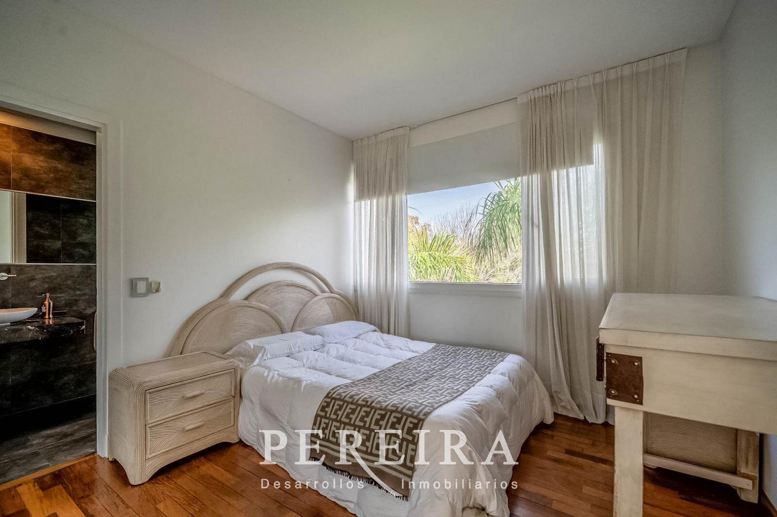 VENTA - Casa en Los Jazmines - Pilar del Este - 5 dormitorios - 66
