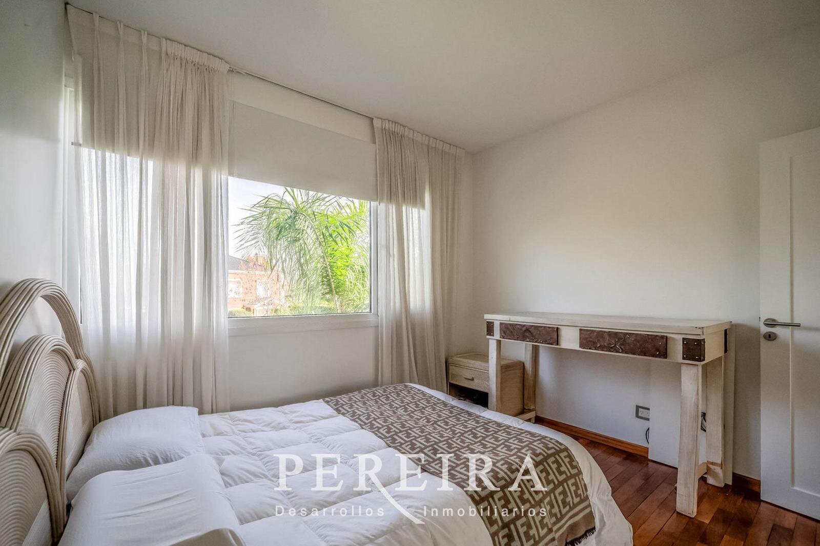 VENTA - Casa en Los Jazmines - Pilar del Este - 5 dormitorios - 68