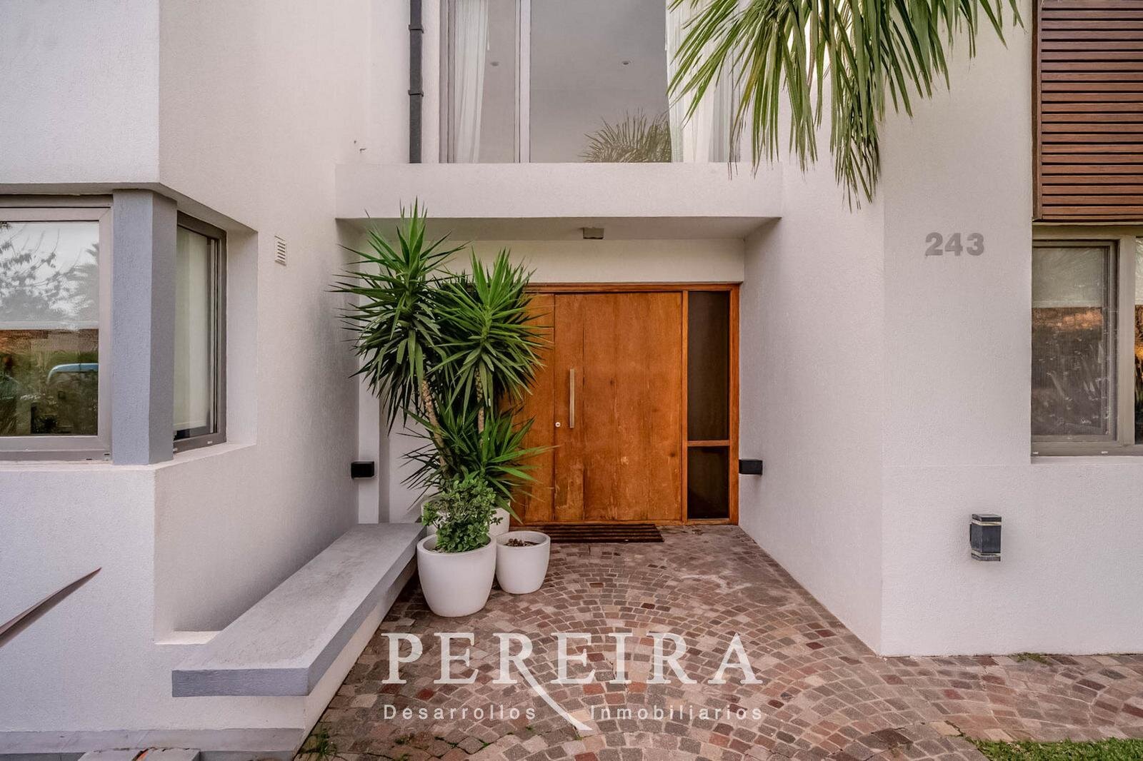 VENTA - Casa en Los Jazmines - Pilar del Este - 5 dormitorios - 9