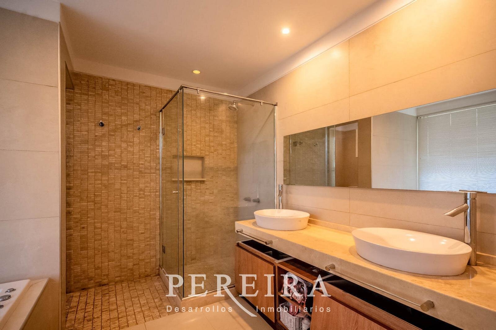 VENTA - Casa en Los Jazmines - Pilar del Este - 5 dormitorios - 89