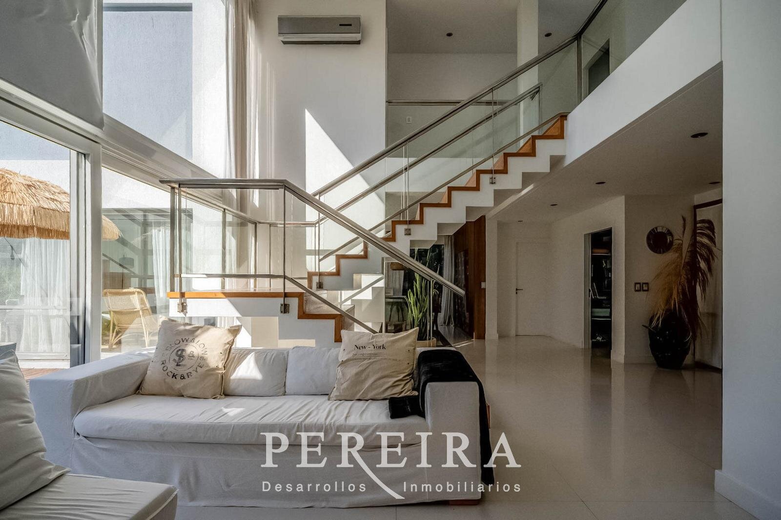 VENTA - Casa en Los Jazmines - Pilar del Este - 5 dormitorios - 35