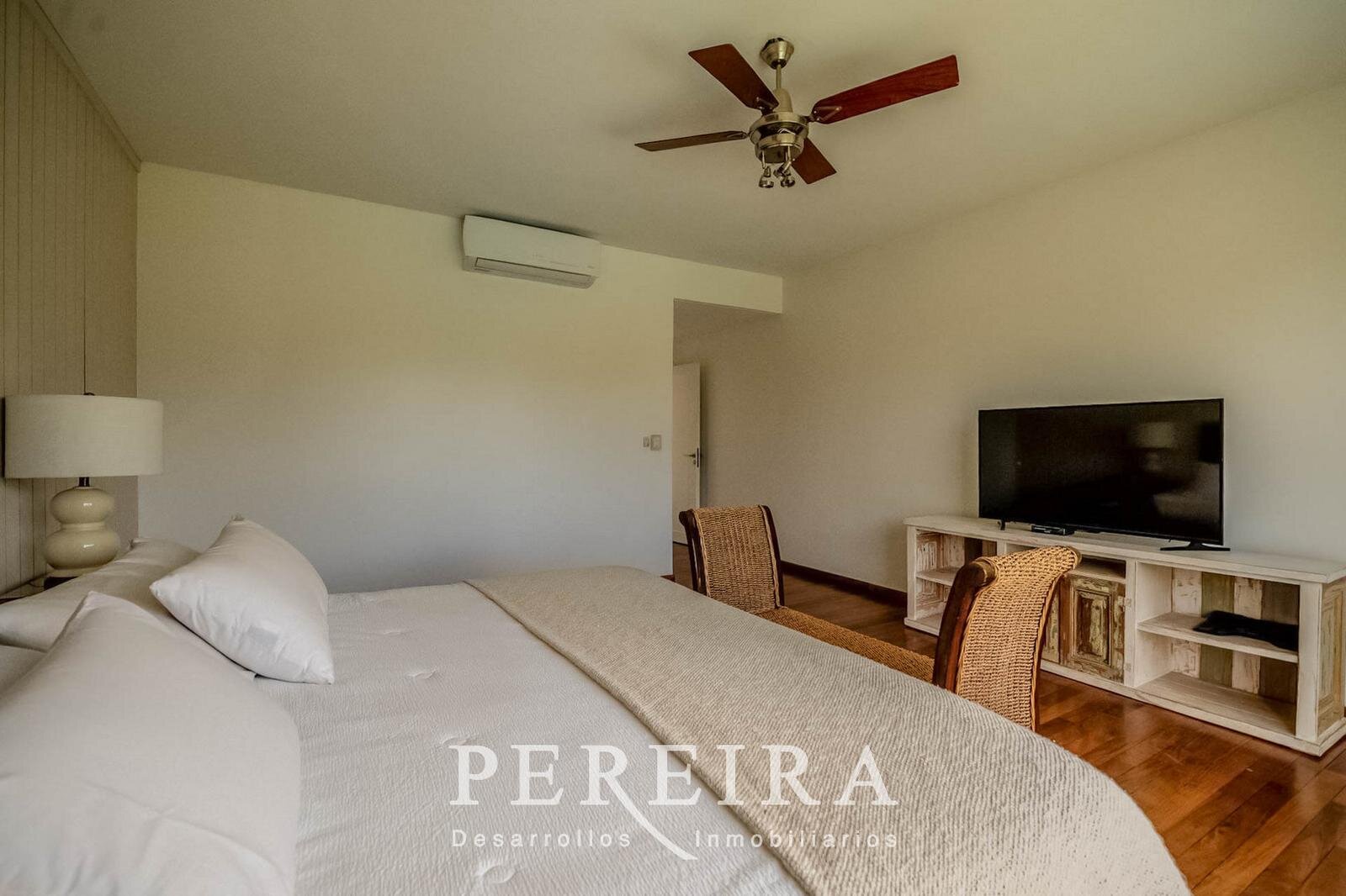 VENTA - Casa en Los Jazmines - Pilar del Este - 5 dormitorios - 81