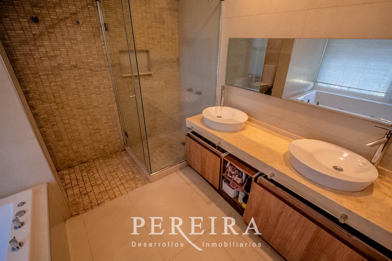 VENTA - Casa en Los Jazmines - Pilar del Este - 5 dormitorios - 104