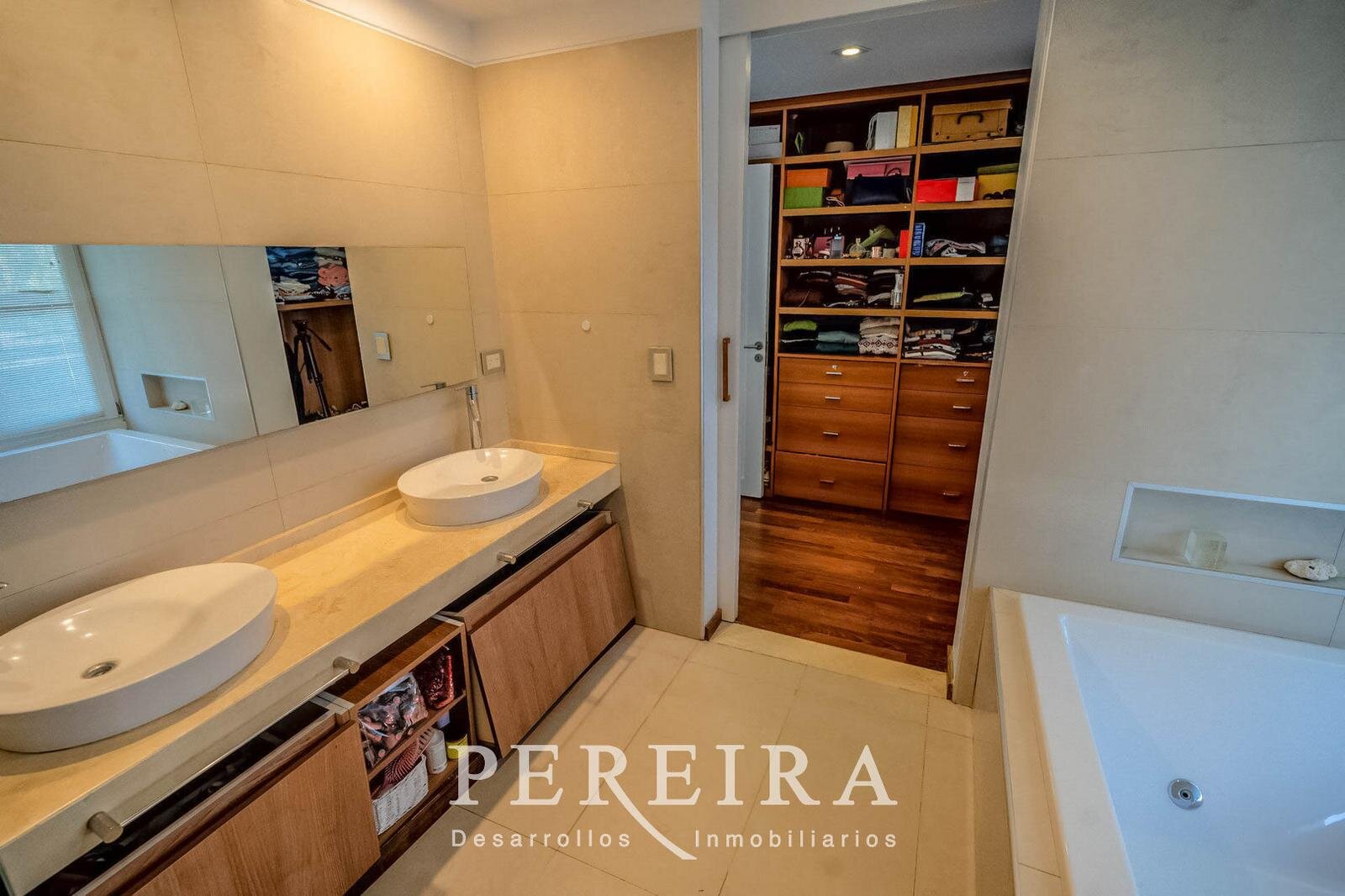 VENTA - Casa en Los Jazmines - Pilar del Este - 5 dormitorios - 92
