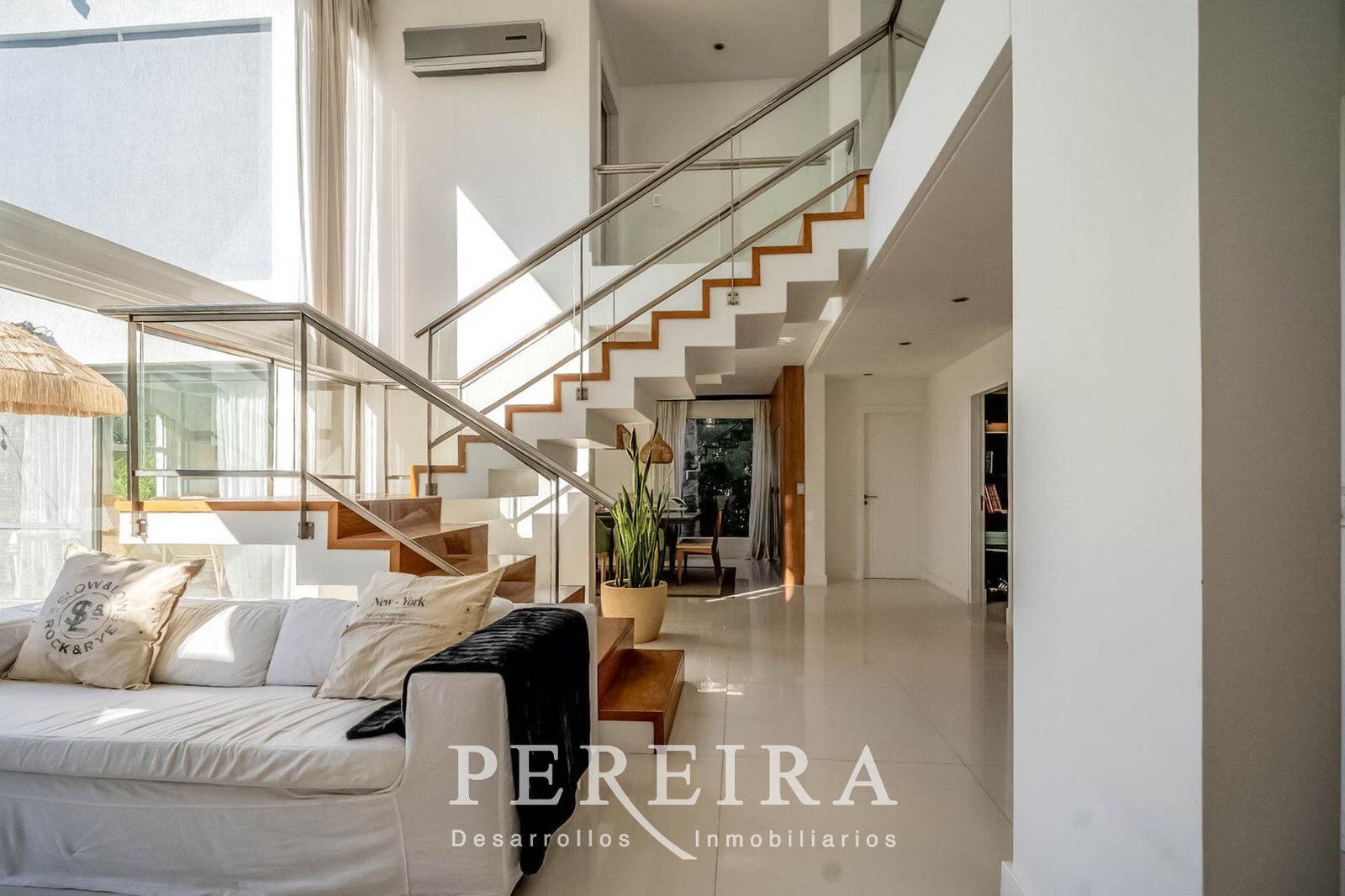 VENTA - Casa en Los Jazmines - Pilar del Este - 5 dormitorios - 28