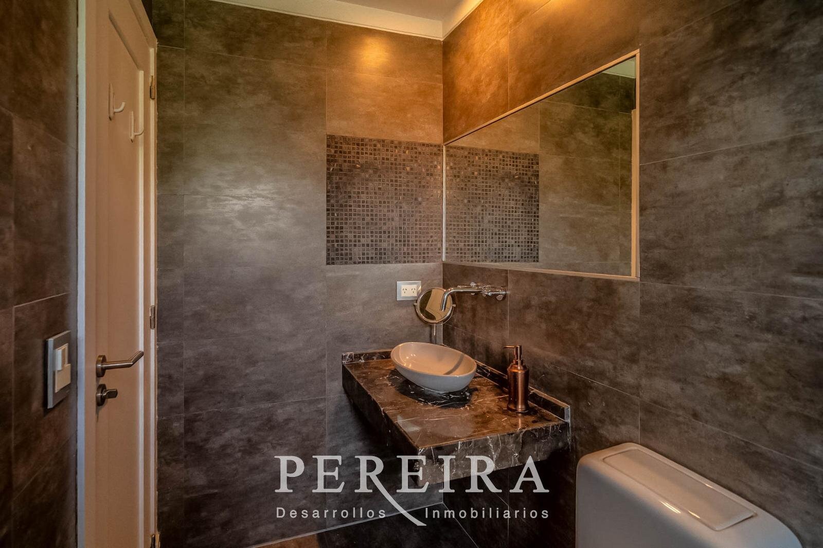 VENTA - Casa en Los Jazmines - Pilar del Este - 5 dormitorios - 75