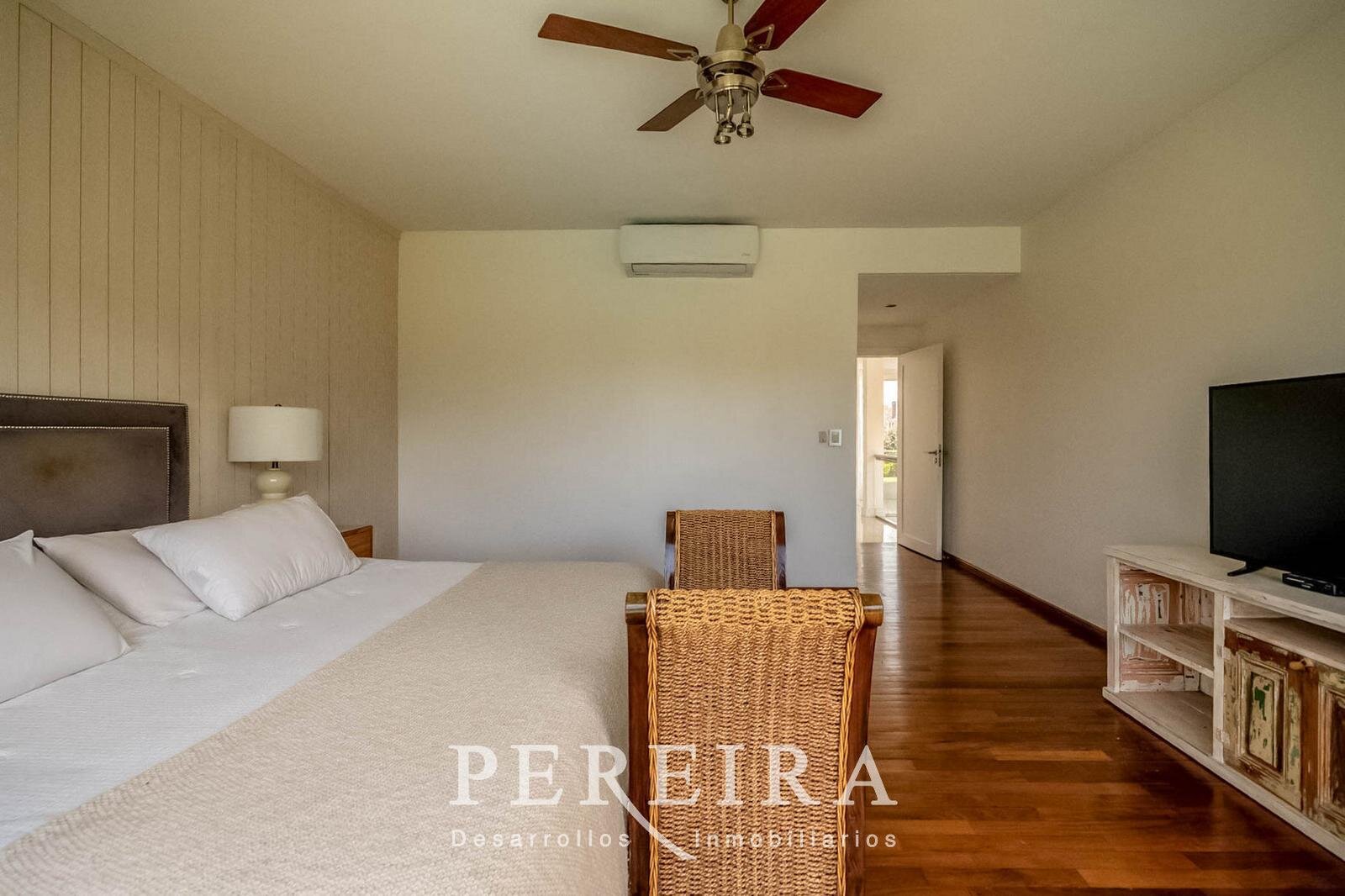 VENTA - Casa en Los Jazmines - Pilar del Este - 5 dormitorios - 80