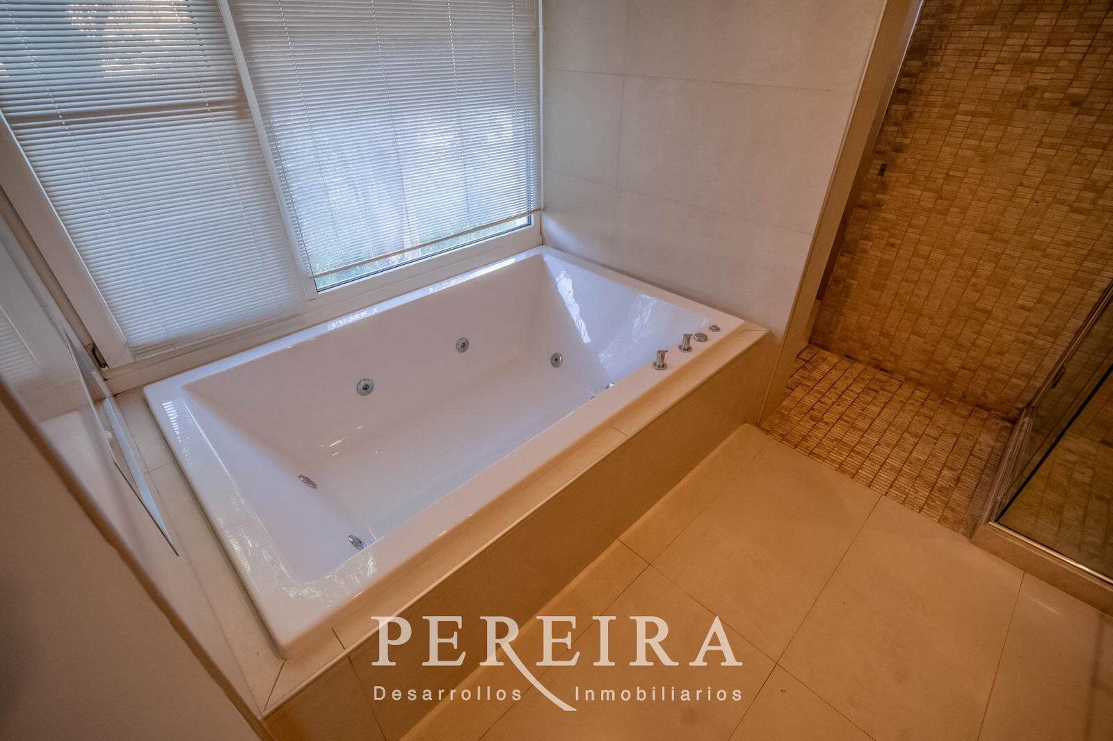 VENTA - Casa en Los Jazmines - Pilar del Este - 5 dormitorios - 101