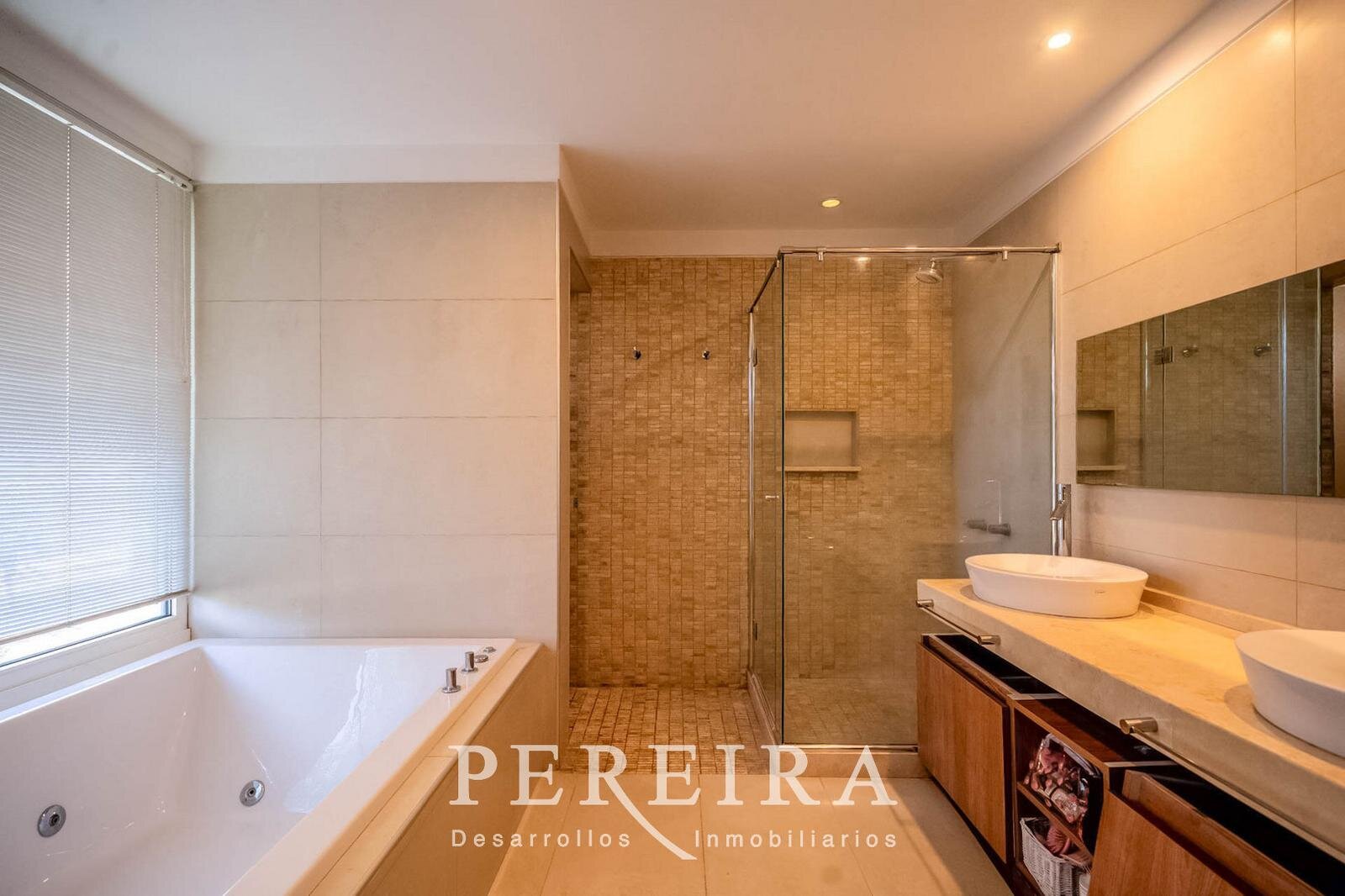 VENTA - Casa en Los Jazmines - Pilar del Este - 5 dormitorios - 88