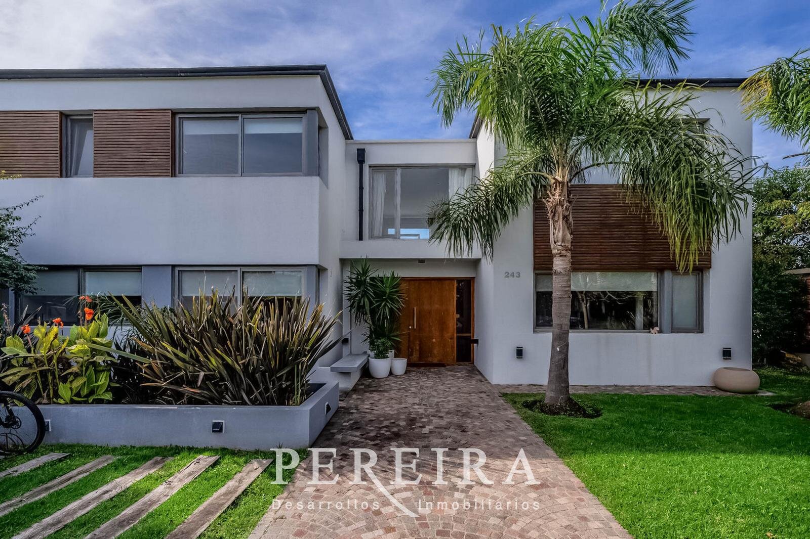 VENTA - Casa en Los Jazmines - Pilar del Este - 5 dormitorios - 4