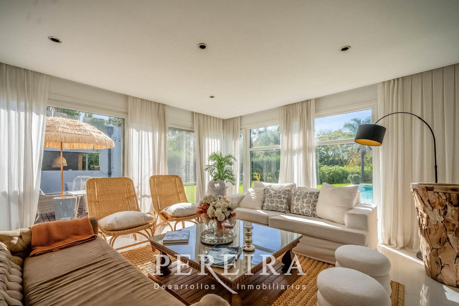 VENTA - Casa en Los Jazmines - Pilar del Este - 5 dormitorios - 25