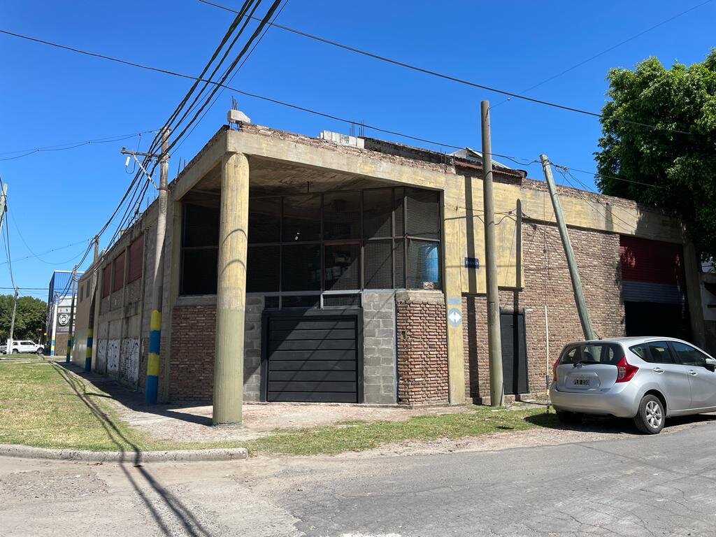 Velez Sarsfield 6764 - Galpón + Local Comercial | 380 m2 - 3