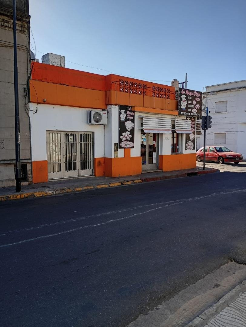 001- Excelente propiedad en la mejor zona comercial de Alberdi apta para vivienda, comercio o construcción de edificio. - Imagen 8