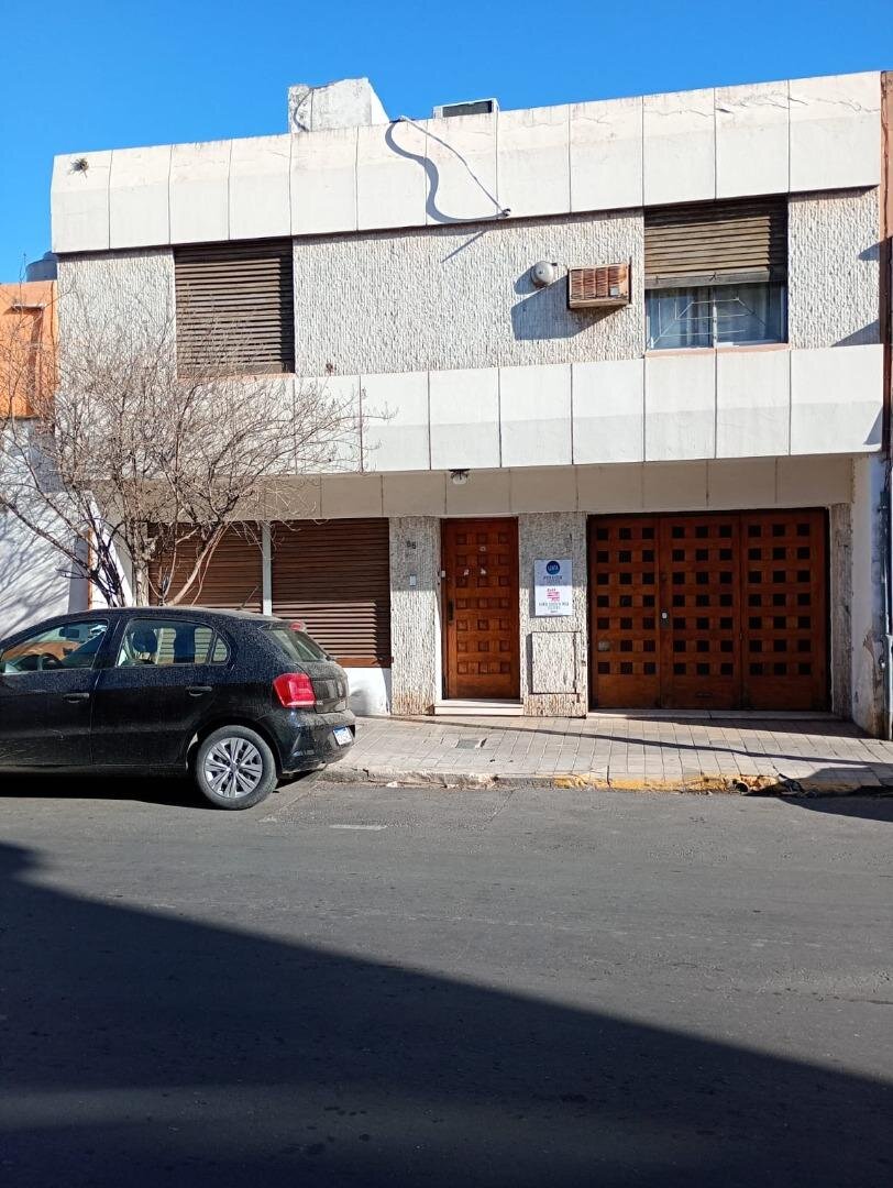 001- Excelente propiedad en la mejor zona comercial de Alberdi apta para vivienda, comercio o construcción de edificio.