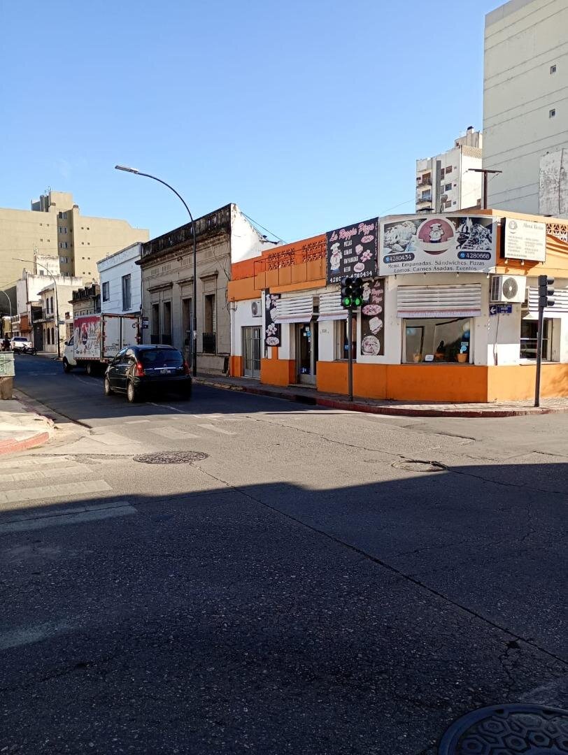 001- Excelente propiedad en la mejor zona comercial de Alberdi apta para vivienda, comercio o construcción de edificio. - Imagen 2