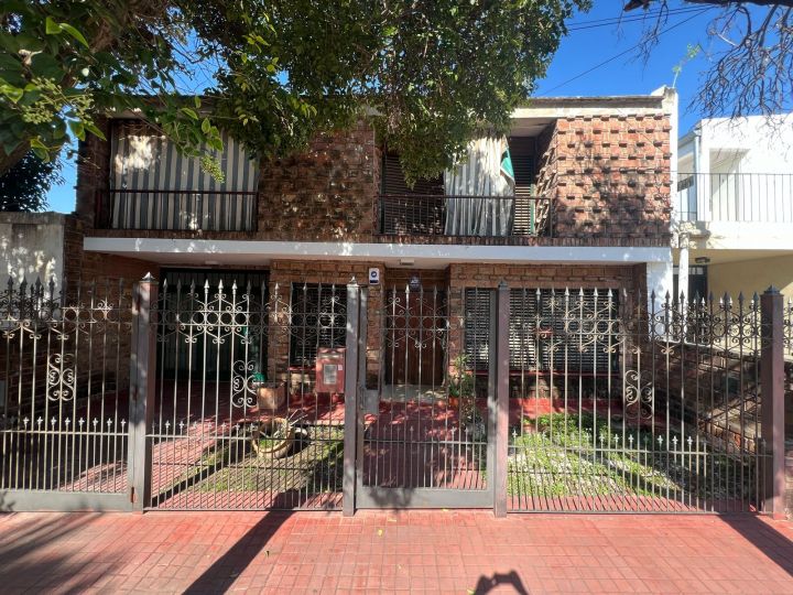 Casa en Alquiler de 4 dormitorios y gran patio en alberdi proxima a nuevo centro shopping