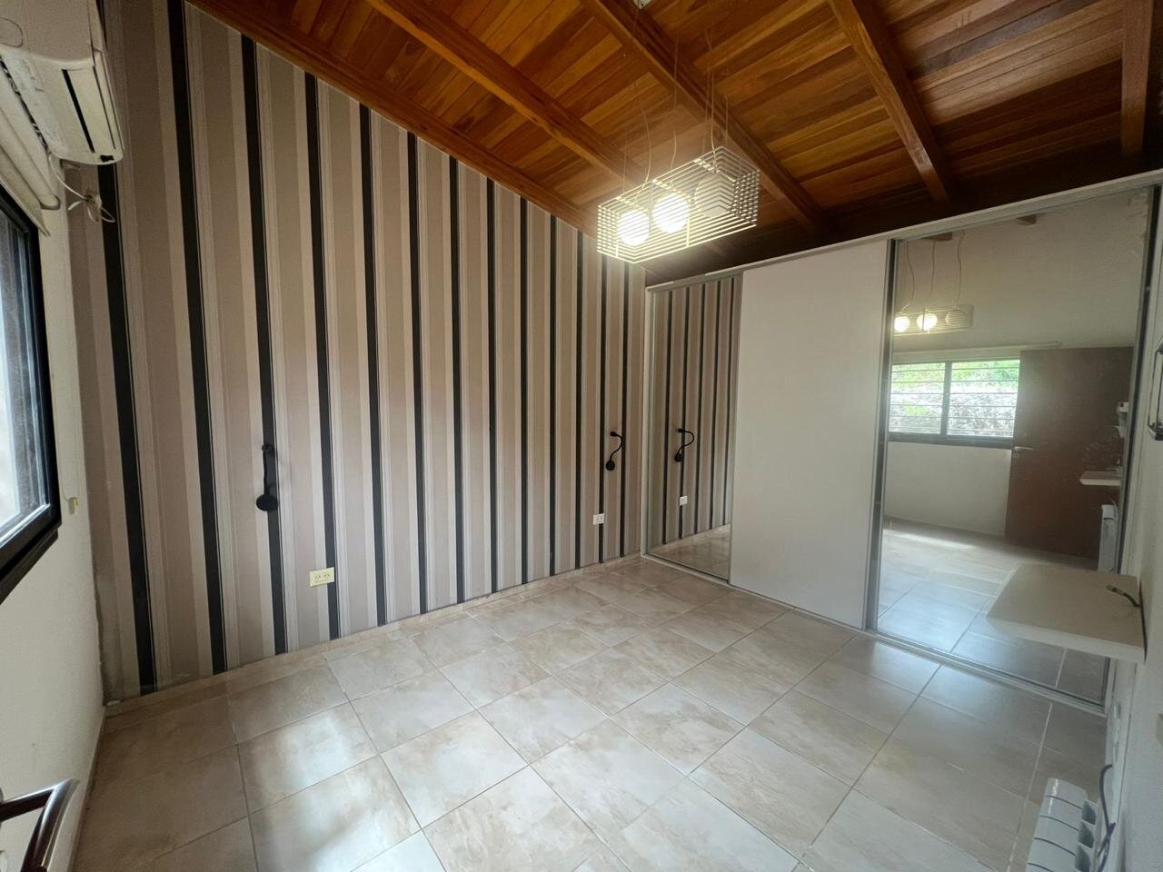 VENTA CASA Amplia EN VILLA CARLOS PAZ! Casa 3DORM/PILETA con Escritura - Imagen 2
