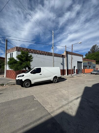 Alquilo Galpón doble en alberdi 560m2