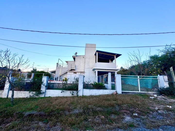 CASA ALQUILER 2 DOR 2 BÑS PILETA COCHERA EN VILLA PARQUE SIQUIMAN