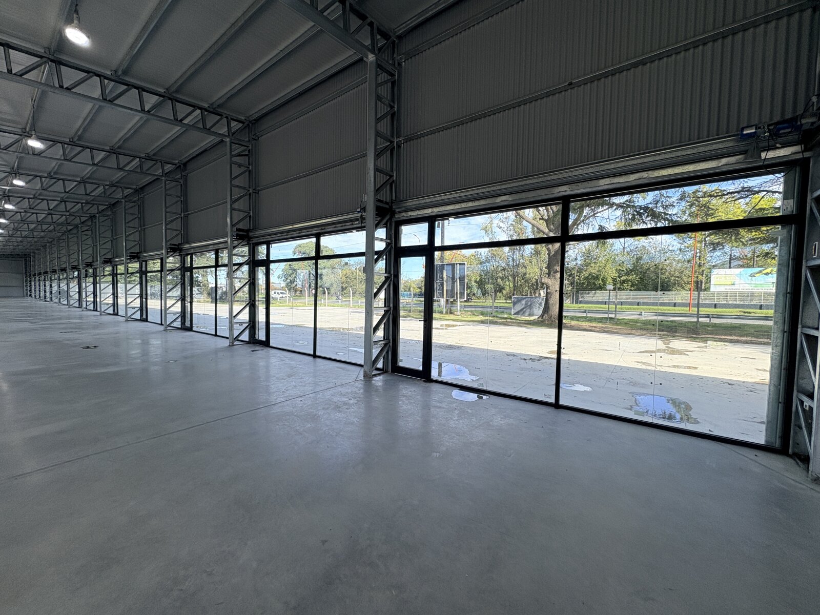 Locales Comerciales 100 m2 - Ruta 21 km 3,5 - Alvear - 11