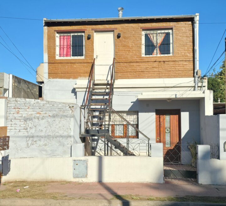 Casa con departamento en planta alta a metros de Bv. Los Granaderos