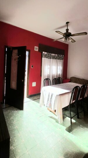 Casa con departamento en planta alta a metros de Bv. Los Granaderos
