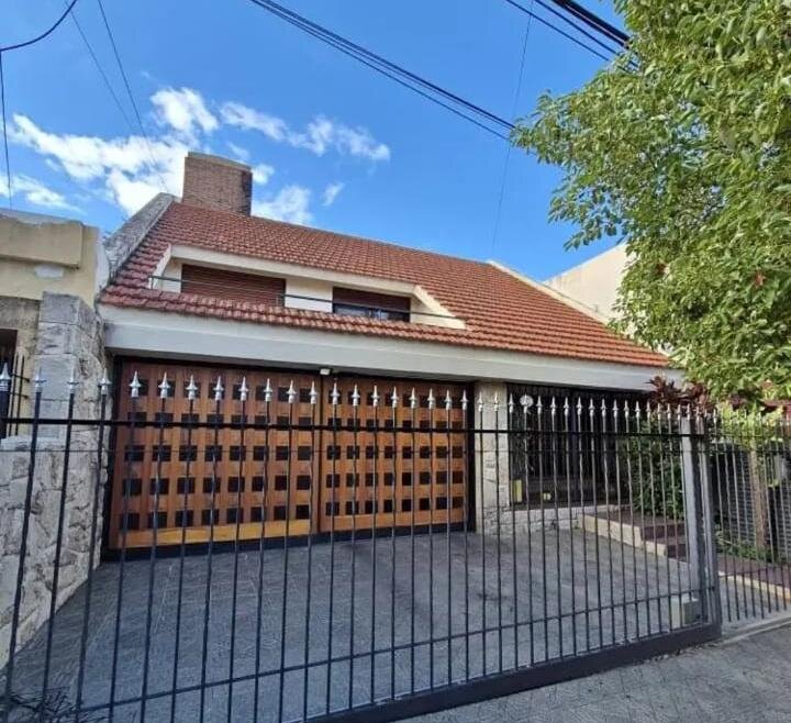 VENTA CASA EN B° MAIPU  4 DORM C/PILETA