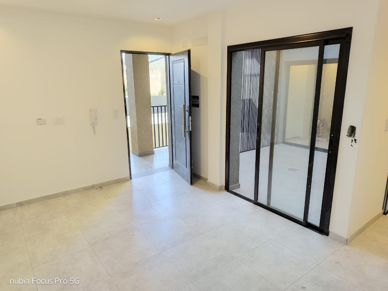 VENTA UNICO DEPTO AMPLIO 1ER PISO CON PATIO 1 Dorm  EN COMPLEJO de B° SAN MARTIN IMPERDIBLE!! USD62.000 - Imagen 2